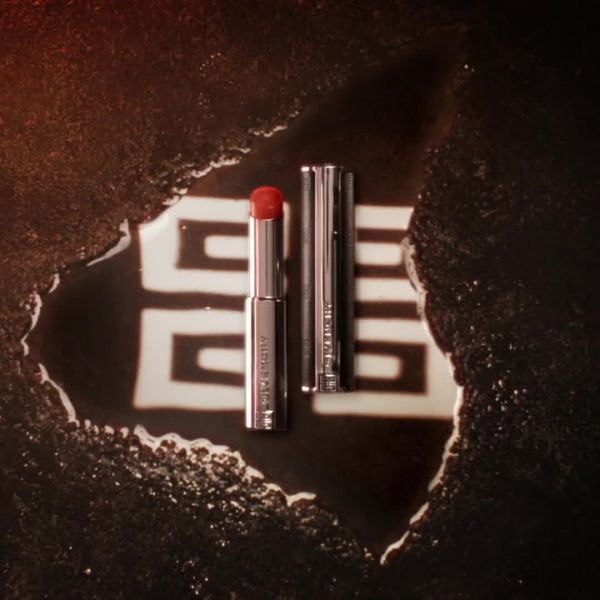 LE ROUGE INTERDIT SATIN - El nuevo labial de acabado satinado con 24 horas de hidratación<sup>1</sup> y 6 horas de color radiante<sup>2</sup> en una carcasa de piel genuina. GIVENCHY - ROUGE SIENNE - P000257